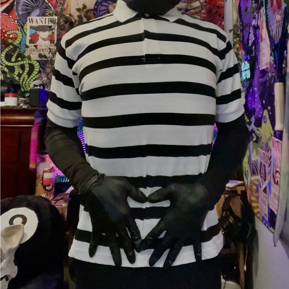 WHITE/BLACK STRIPES POLO🦓
BRAND🔤: GALAXY BY HARVIC
SIZE📏:KIDS L
100% COTTON🧬